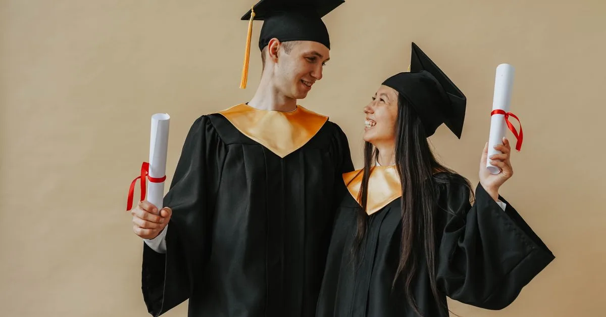 découvrez les différences entre une certification et un diplôme : durée, coût, reconnaissance et débouchés pour choisir la formation adaptée à vos objectifs.
