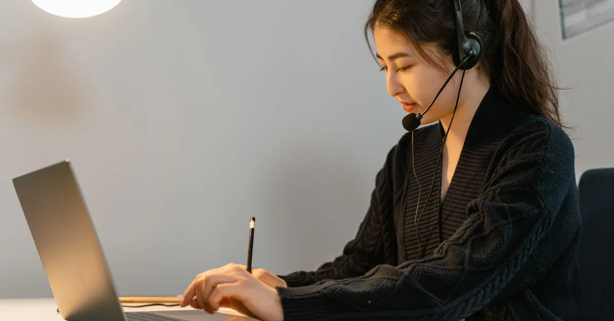 comparez la formation en ligne et en présentiel pour les salariés à temps plein : découvrez les avantages, les contraintes et le format le mieux adapté à votre emploi du temps.