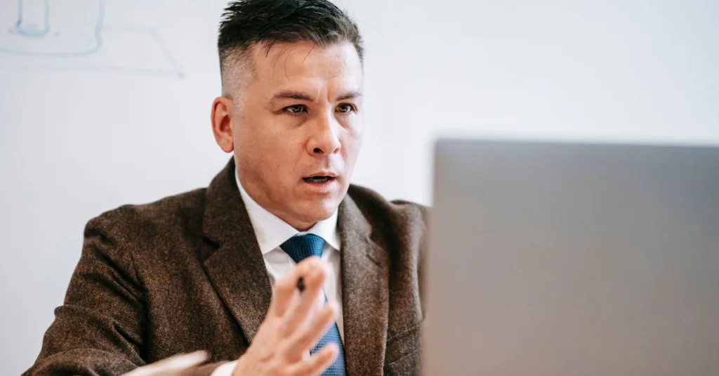 comparez la formation en ligne et en présentiel pour les salariés à temps plein : découvrez les avantages de chaque format et choisissez celui qui s’adapte à votre emploi du temps.